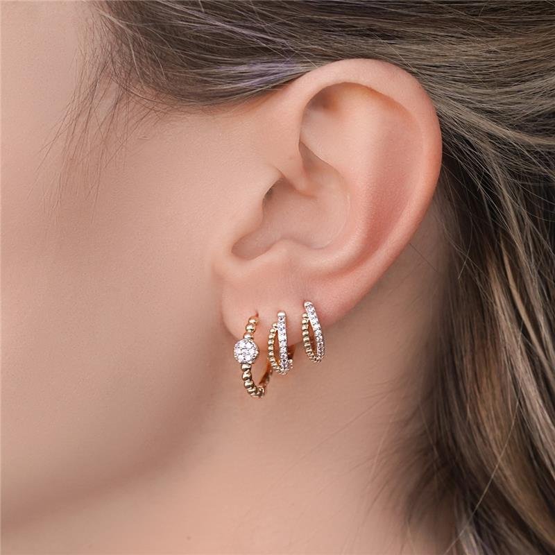Pendientes mini clic con detalles de circonitas, bañados en oro.