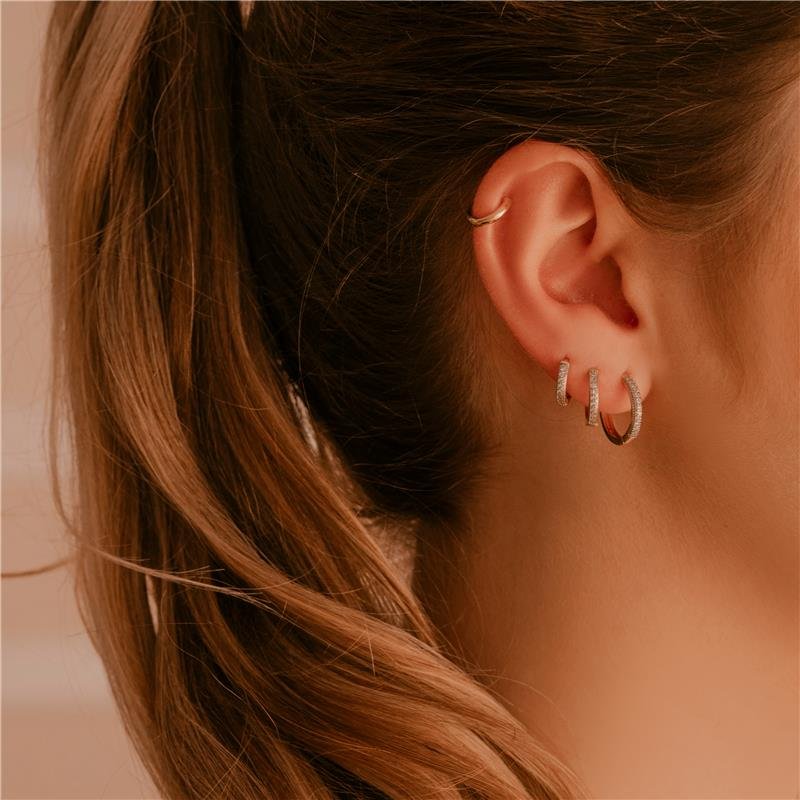 Pendientes pequeños de clic con micro circonitas cúbicas, bañados en oro.