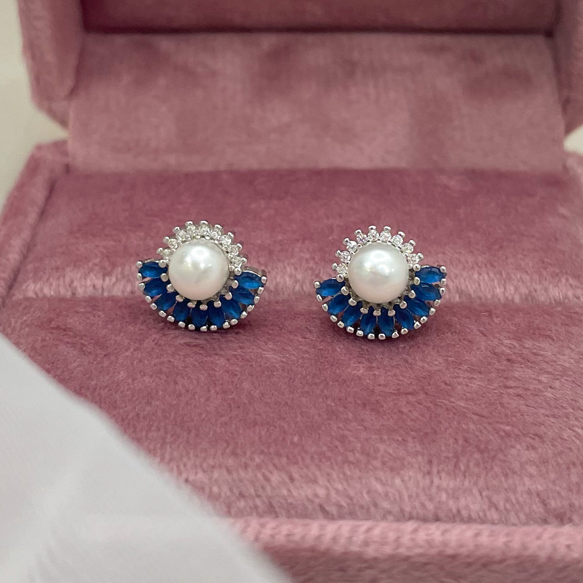 Aro azul con perlas