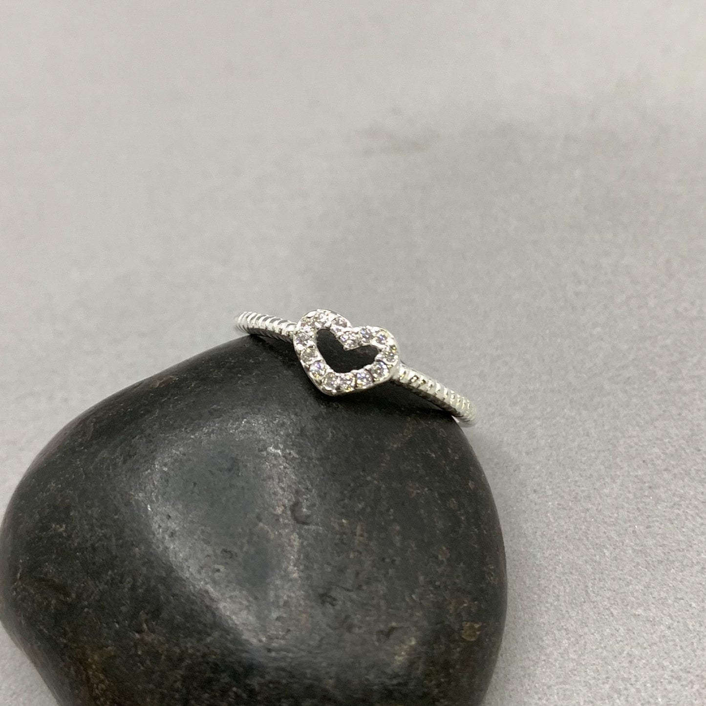 Anillo corazón con piedras