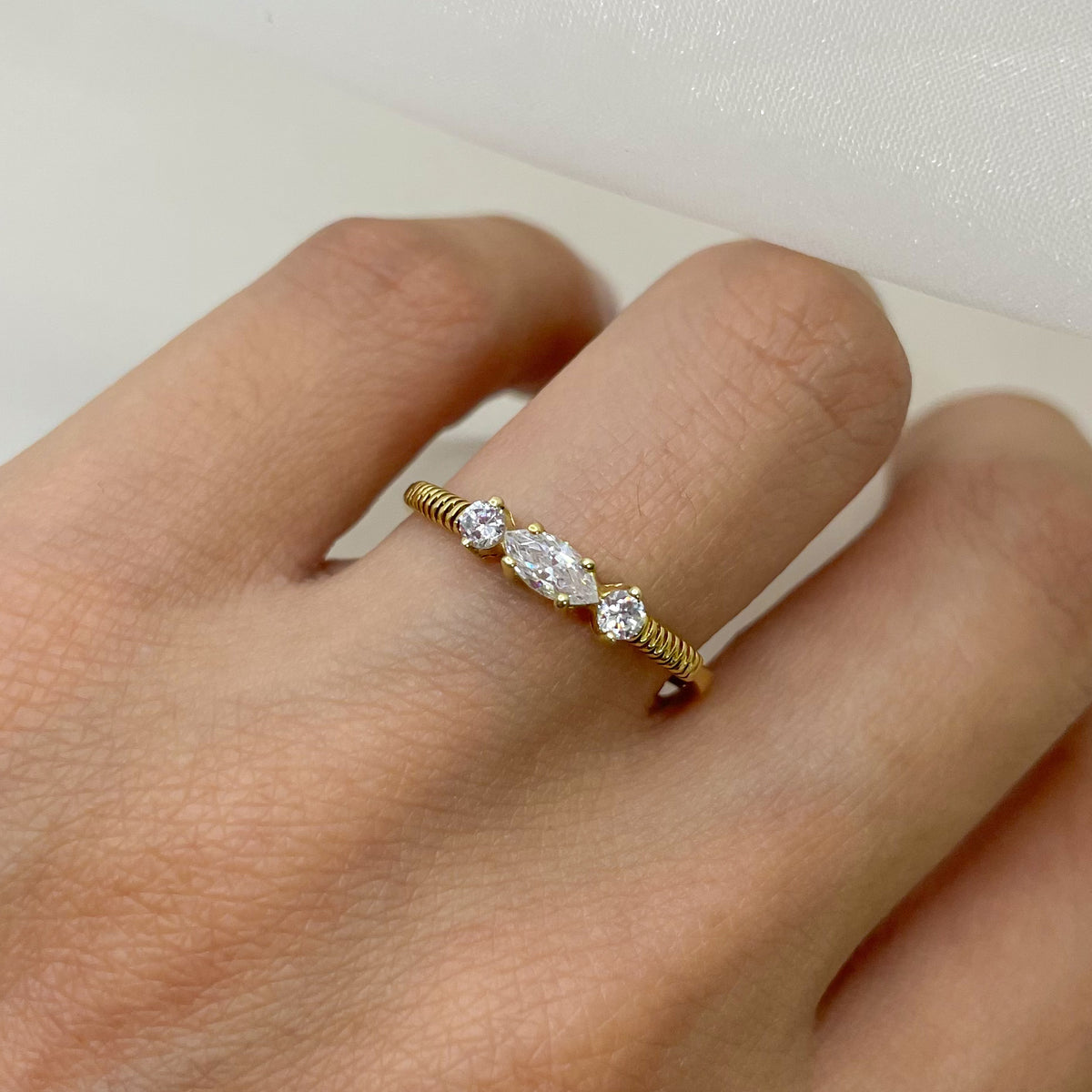 Anillo con Piedras - Oro 18K