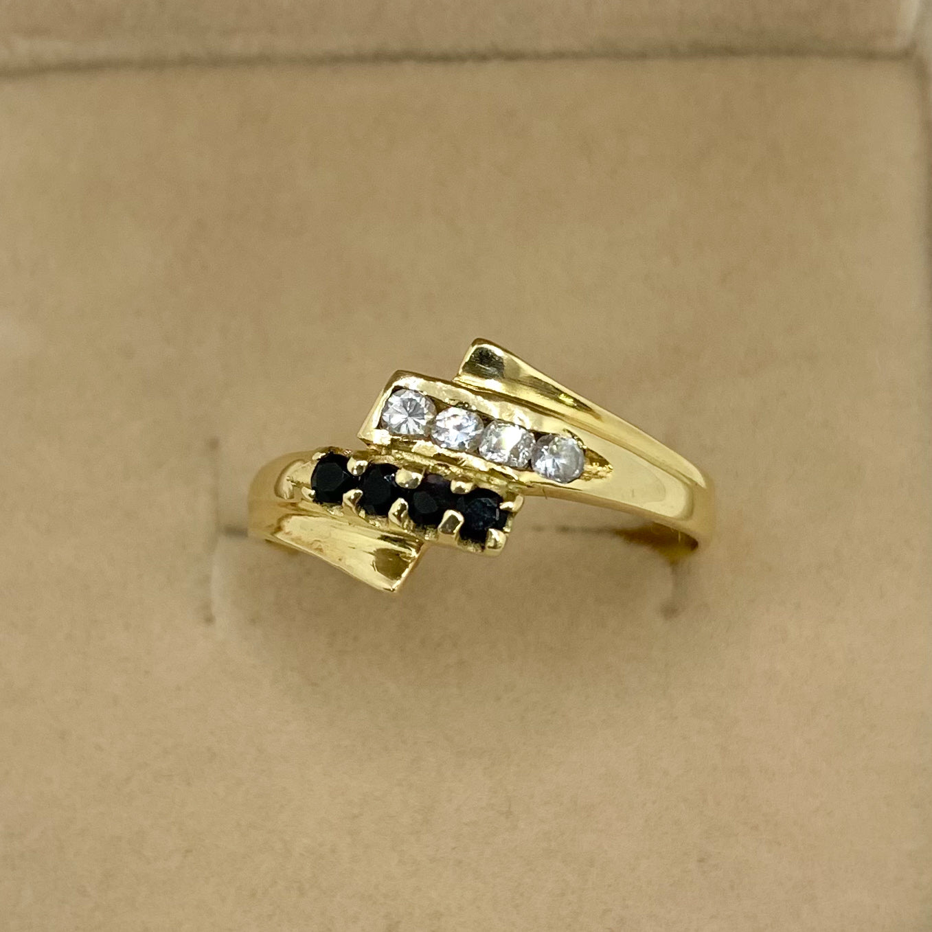 Anillo en Piedras Negro-Blanco