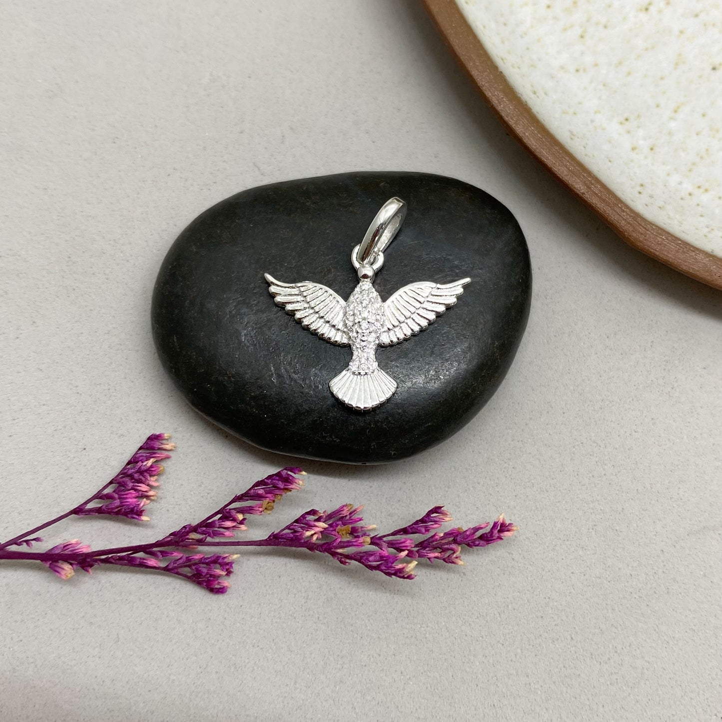 Dije Espiritu Santo con piedras