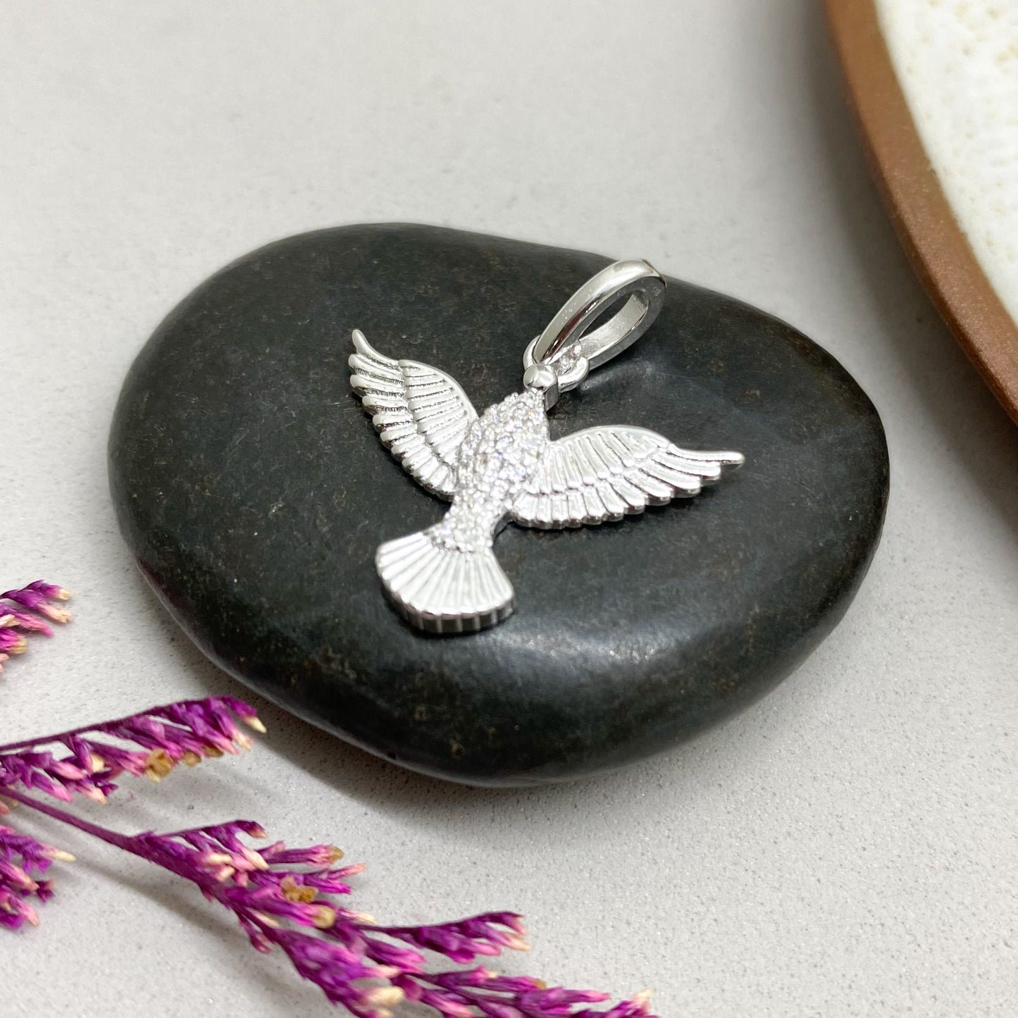 Dije Espiritu Santo con piedras