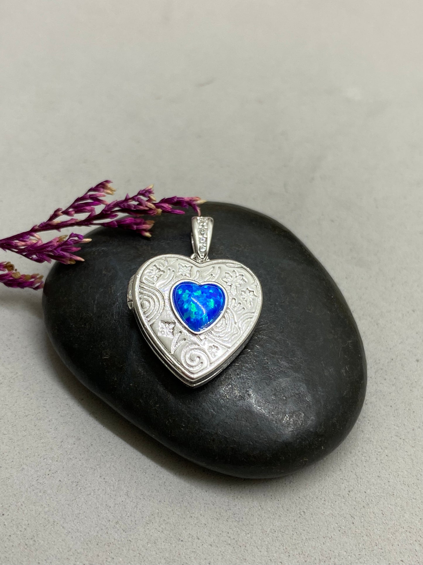 Dije Relicario Corazón con Ópalo