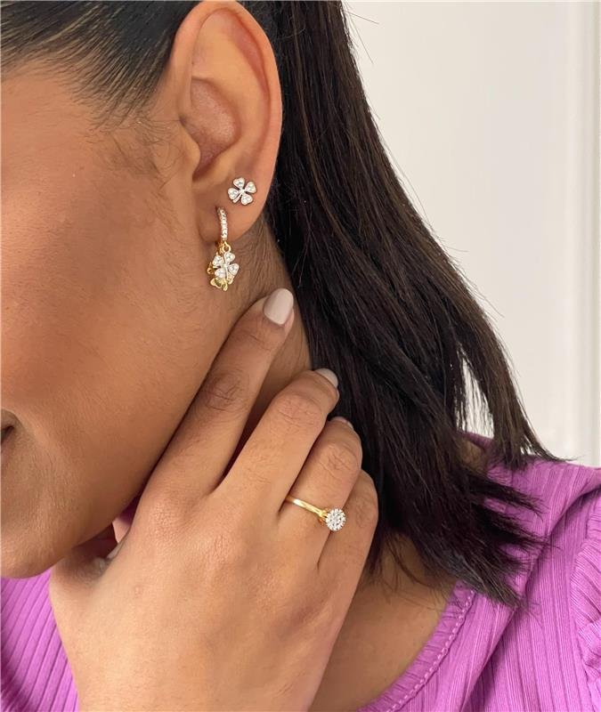 Pendientes de trébol con piedras de circonitas cúbicas, bañados en oro.
