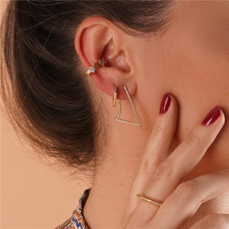 Pendientes de clic con forma de diamante y piedras de circonitas cúbicas, bañados en oro.