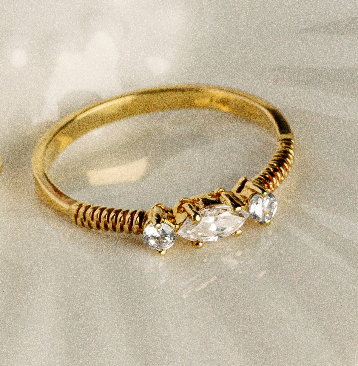 Anillo con Piedras - Oro 18K