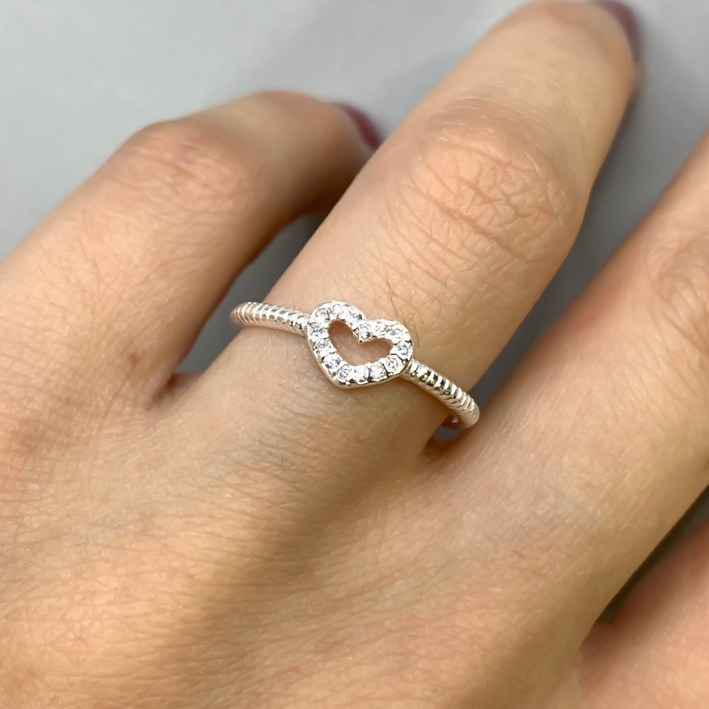 Anillo corazón con piedras