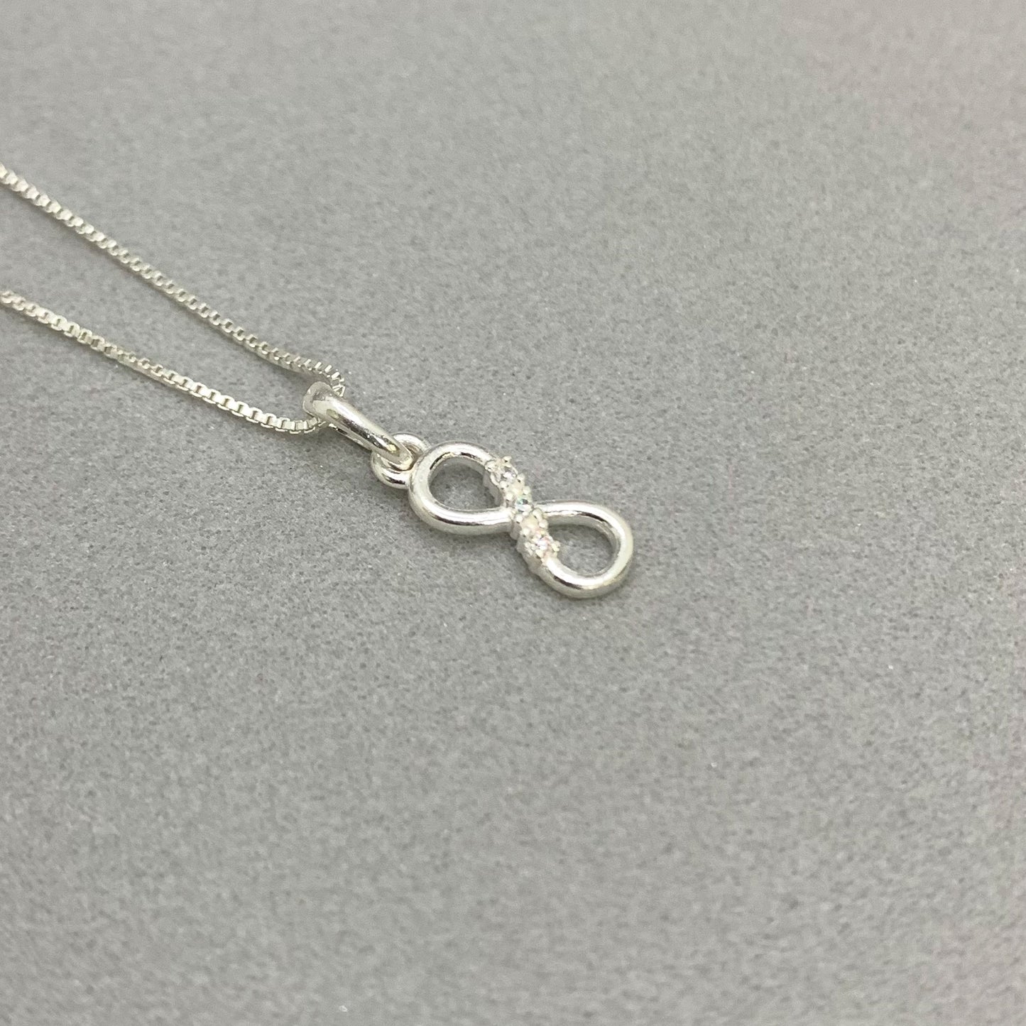 Collar minimalista Infinito