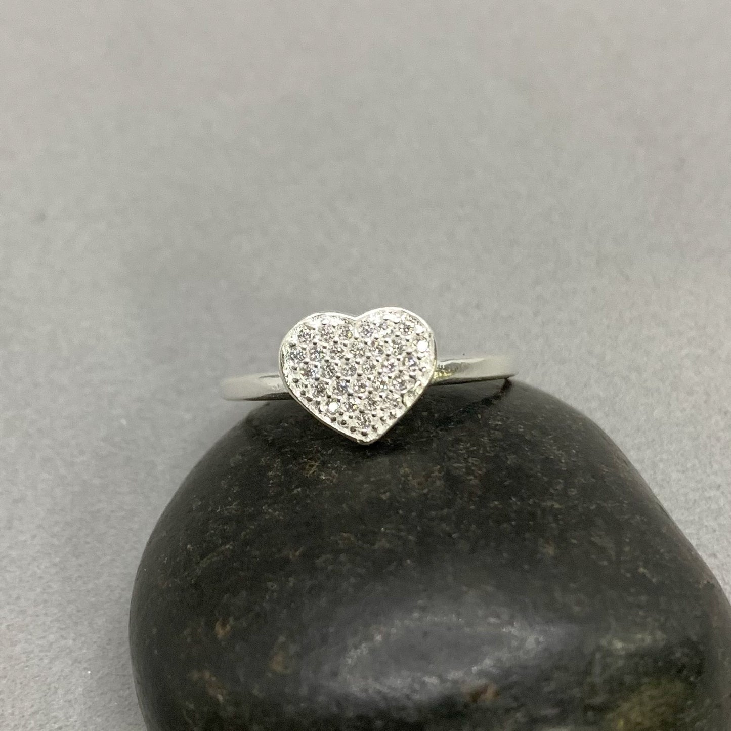 Anillo corazón con piedras