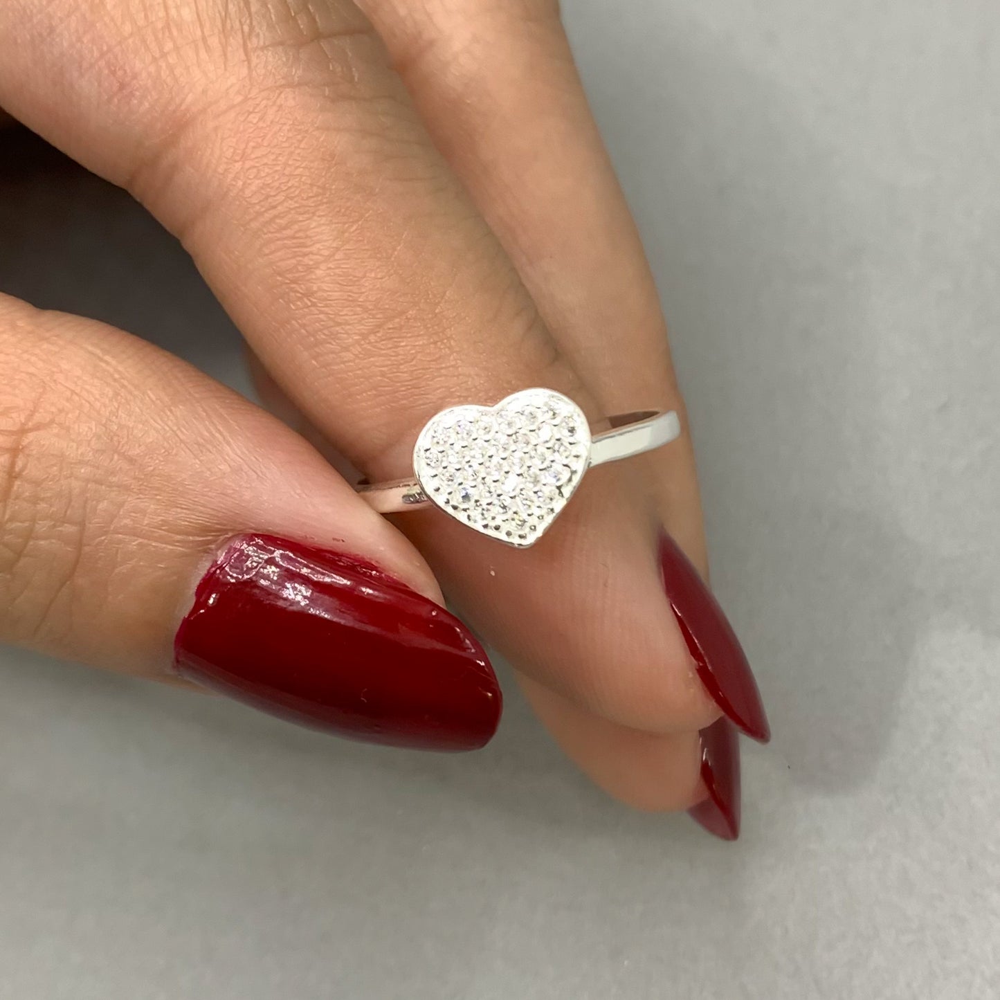 Anillo corazón con piedras
