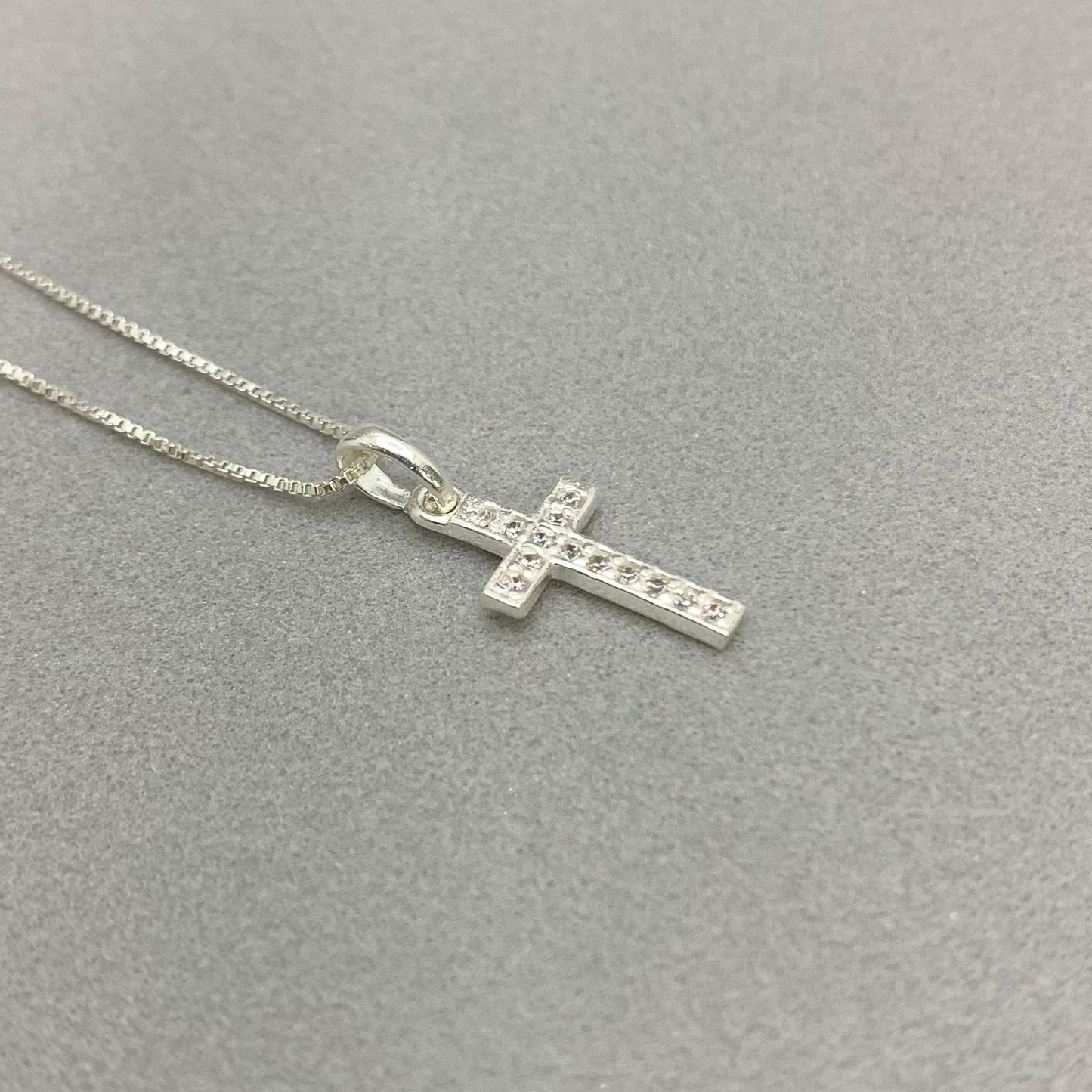 Collar minimalista Cruz