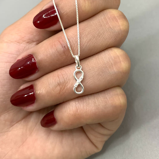 Collar minimalista Infinito