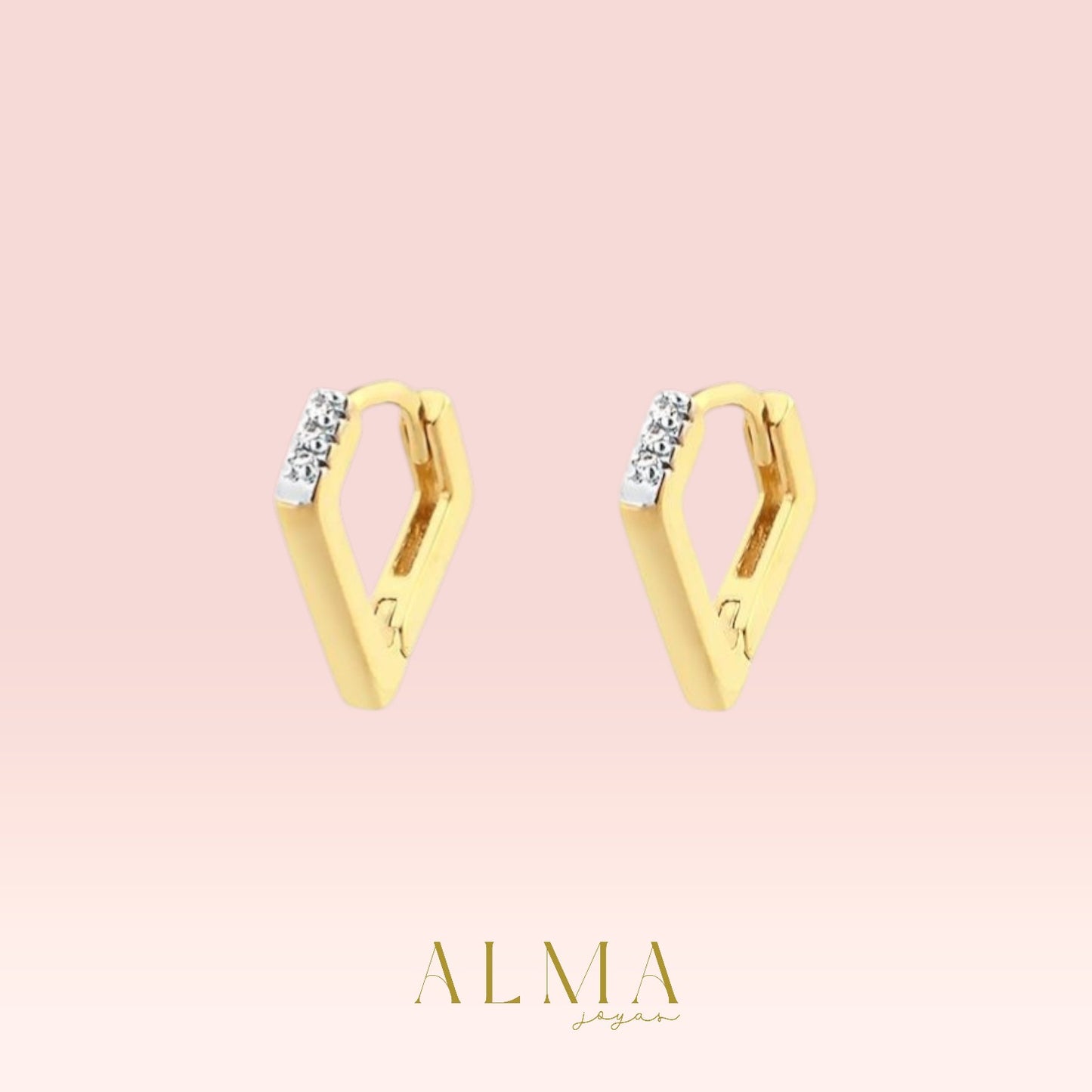Pendientes de clic con forma de diamante y piedras de circonitas cúbicas, bañados en oro.