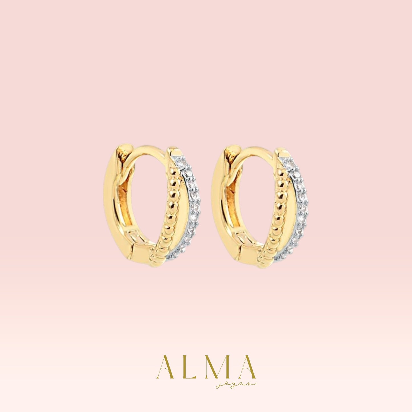 Pendientes mini clic con detalles de circonitas, bañados en oro.