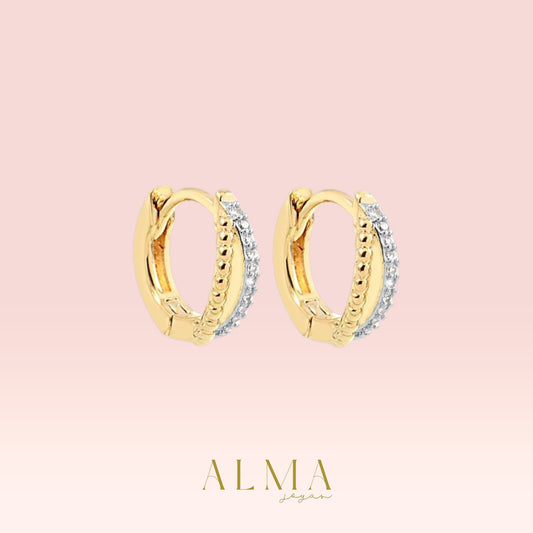 Pendientes mini clic con detalles de circonitas, bañados en oro.